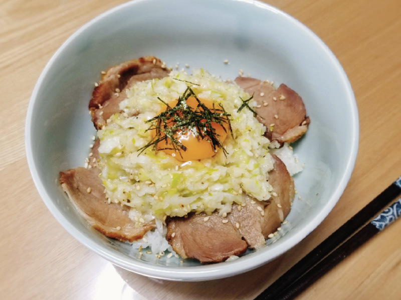 社食惣菜アレンジレシピ「ネギ塩焼き豚丼」
