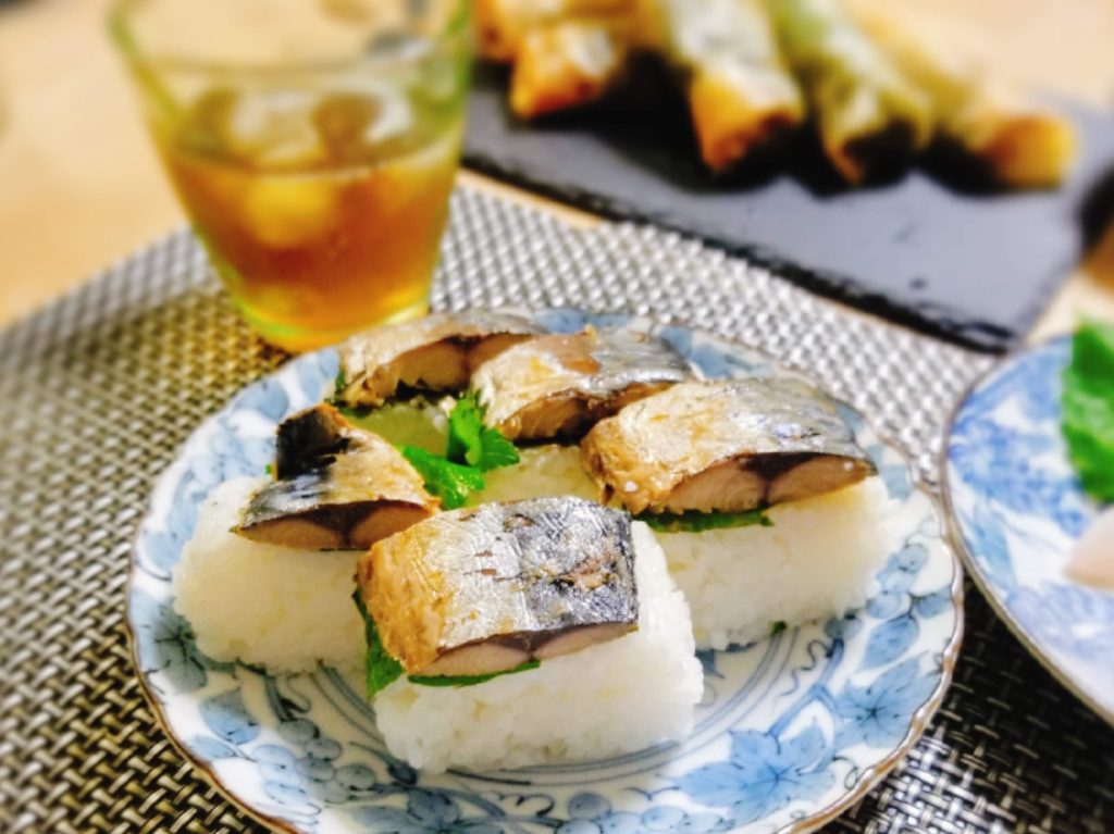 社食惣菜アレンジレシピ「簡単焼きサバ寿司」