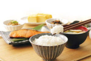海外赴任先では美味しい日本食の食事補助が経営のカギを握る？！