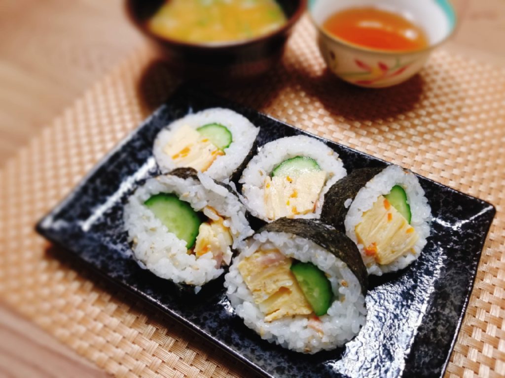 社食惣菜アレンジレシピ「和風オムレツ巻き寿司」
