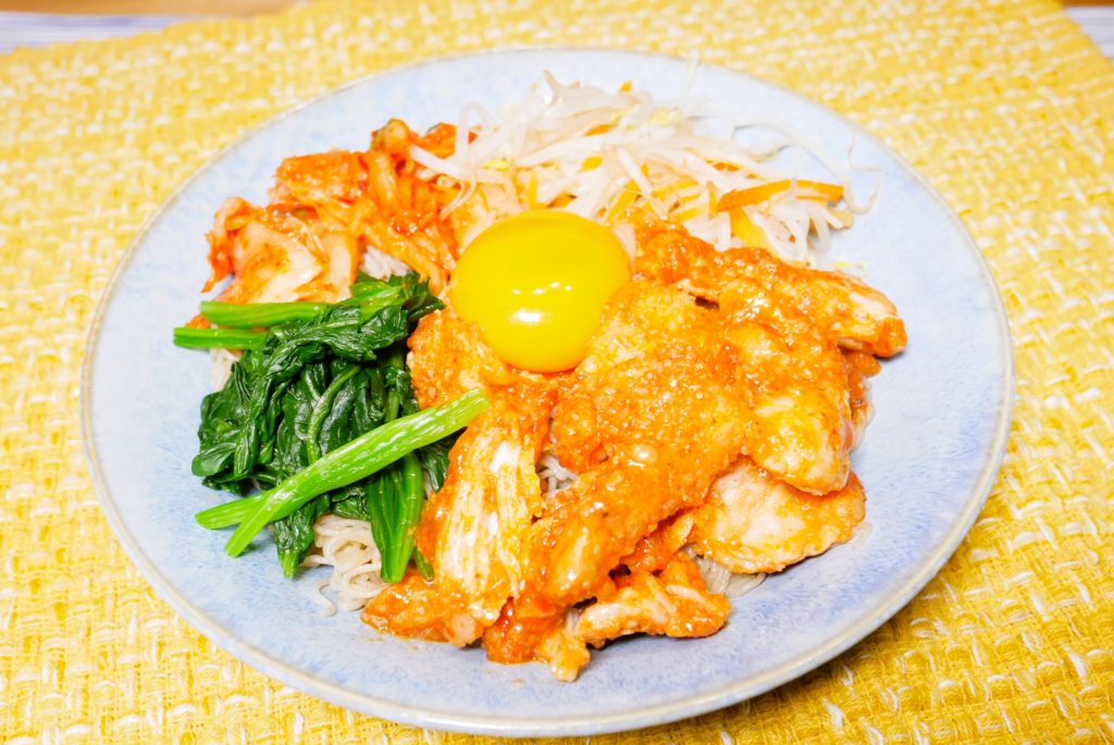社食惣菜アレンジレシピ「ヤンニョムビビン麺」